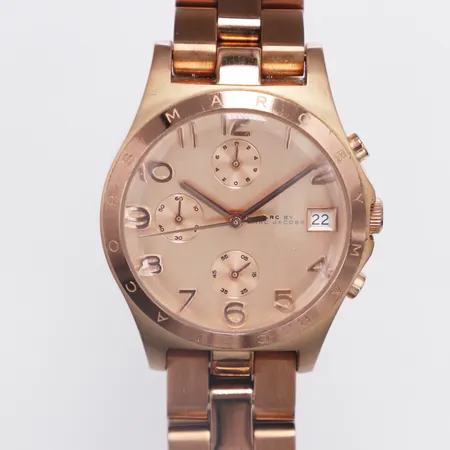 Damur Marc by Marc Jacobs Ø36mm quartz, referensnr: MBM3074, serienr: 251110, roséfärgad stål, längd ca 18cm, viklås, står still, troligen behov av batteribyte