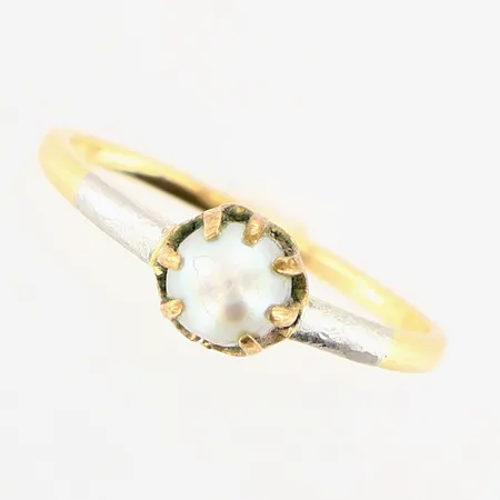 Ring odlad pärla Ø5mm stl:17½ bredd 1-6mm, skadad pärla, 1 klo saknas, gravyr, metall, stämplat 585, håller 18K. Bruttovikt: 1,8gram. Vikt: 1,8 g