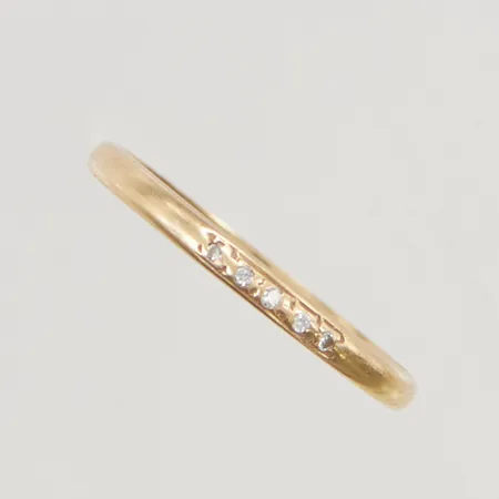 Ring stl:17 bredd 1mm vita stenar 18K 1,2g.
