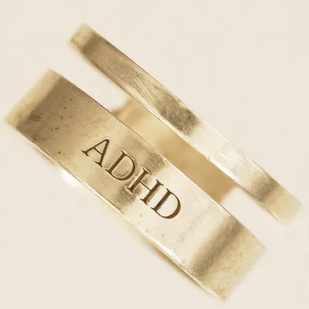 Ring med gravyr ADHD stl:18½ bredd ca 9mm 925/1000 silver  Vikt: 5 g