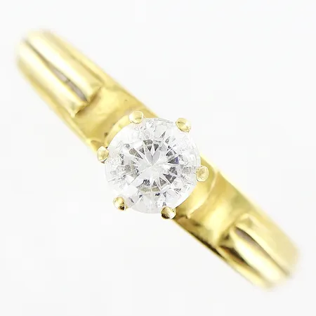 Ring med sten stl:18½, bredd 2-4mm, något skev skena, smärre nagg på sten, 18K.  Vikt: 3,1 g