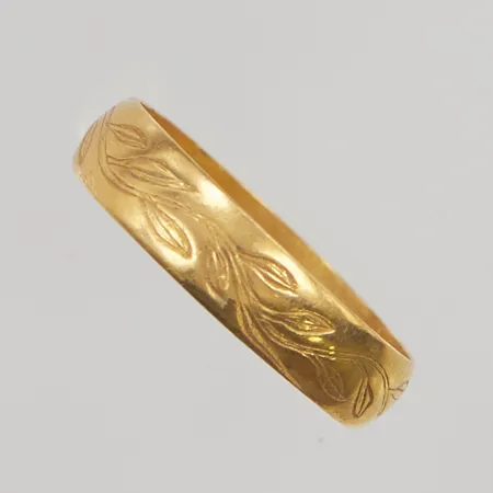Ring skev 23K 2,7g.