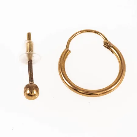 Två udda örhängen, creol Ø12mm, slät kula Ø2,7mm, snurrebuss saknas, men ny i plast medföljer, 18K 0,3g. 
