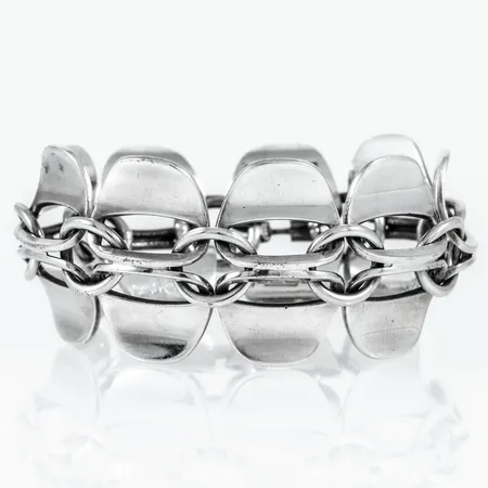 Armband Pege Alton 20,5cm, innermått i stängt läge 19cm, bredd 31,5mm silver 63,8g. 
