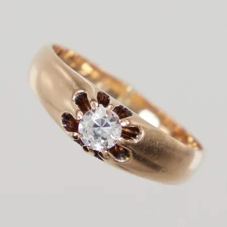 Ring med vit sten stl:19¼, bredd 6-3mm, nagg på sten, gravyr, 18K Vikt: 3,9 g