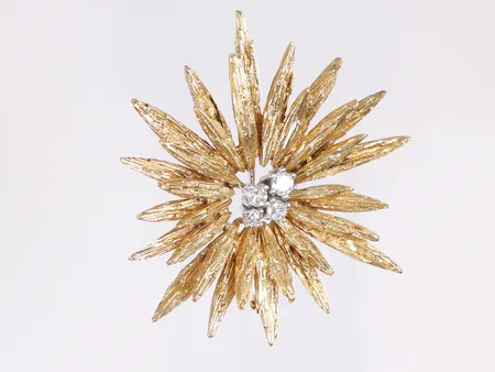 Brosch med diamanter totalt ca 2x0,15ct, 2x0,10ct, stämpla CF, antagligen hovjuvelerare Carlman, 18K  Vikt: 19 g