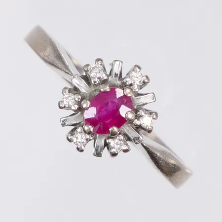 Ring i carmosé vitguld med röd sten samt diamanter 6xca0,01ct stl:17½ bredd 2-9mm 18K Vikt: 4,1 g