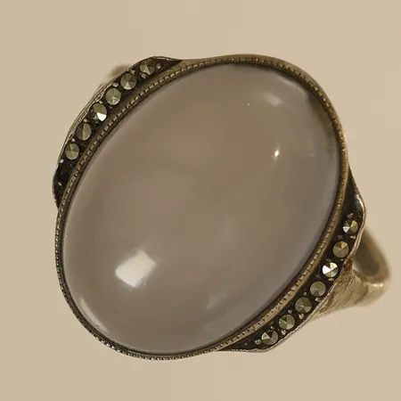Ring med Kalcedon samt markasiter, stl 19mm, saknar en markasit, silver Vikt: 5,3 g