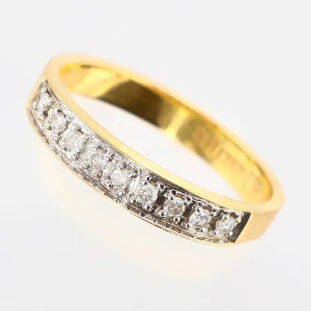 Alliansring med diamanter 9x0,02ctv, stl:17¾, bredd 3mm, 18K Vikt: 2,9 g