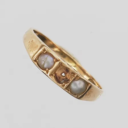 Ring med odlade halvpärlor stl:17, bredd 1,5-4mm, en pärla saknas, 18K Vikt: 2,1 g