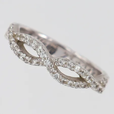 Ring med vita stenar stl:16½ bredd 3-4,5mm gravyr Silver 925/1000.  Vikt: 2,5 g