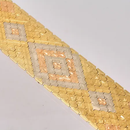 Armband 20,5cm Korridor bredd 32,7mm, handgraverad dekor med flerfärgat guld, stämplad BREVET, 18K, 94,59g. Fint skick.
