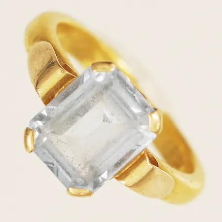Ring med ljusblå sten stl:17 bredd 2,7mm gravyr 23K bruttovikt 7,0g Vikt: 7 g