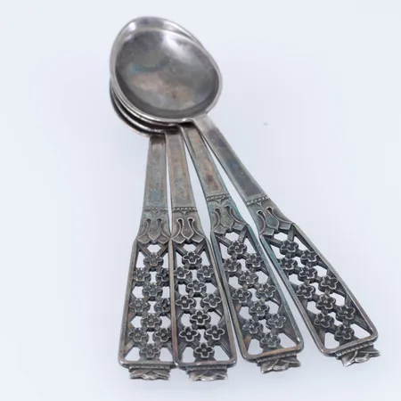 Fyra mockaskedar i silver 32,7g 830/1000.  Skeva.