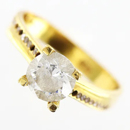Ring med vita stenar stl:19½, bredd 3,5-7mm, skev skena, stenar saknas, 21K. Vikt: 3,8 g