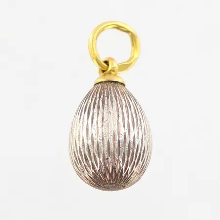 Hänge i form av ägg, längd: ca 16mm, hänge i 18K, ägg ostämplad silver, bruttovikt: 3,5gram Vikt: 3,5 g