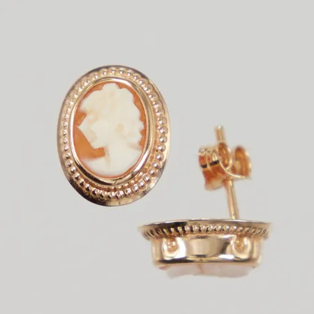 Ett par örhängen med Camé ca 10x8mm, 18K Vikt: 1,1 g