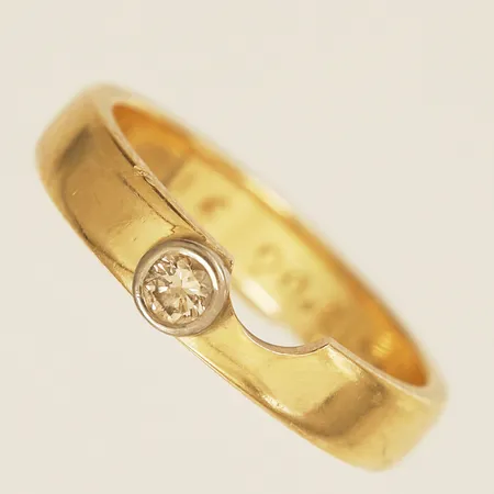 Ring med diamant 0,05ct stl:15¼ bredd 3,5mm, gravyr 18K Vikt: 3,6 g