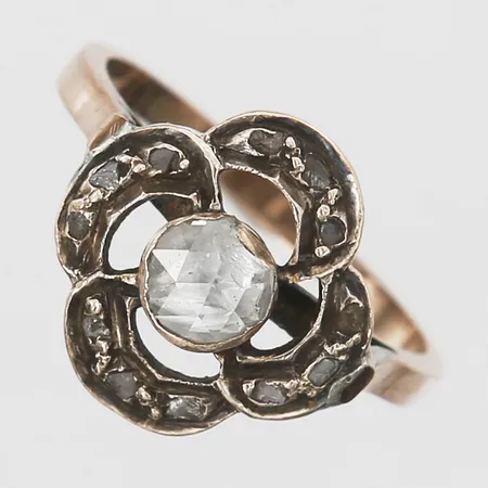Ring med rosenslipade diamanter, mittsten Ø 4,5-5,5mm, stort nagg, stl: 17¾, öppen skena under fattning, vass, 14K guld Vikt: 3,3 g