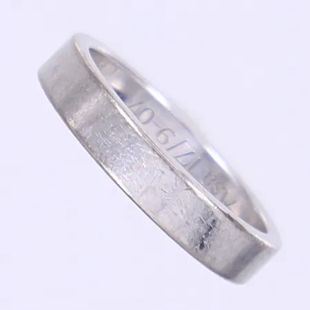 Ring slät stl: 17½ bredd 4mm Schalins gravyr 18K Vikt: 5,6 g