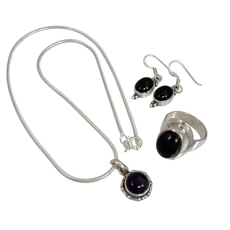 Halsband Ring & Örhängen silver 925/1000, hänget med Ametist, ring & örhänge med svart Onyx, tillverkarstämpel CCC, halsband Ormlänk (Guldfynd) längd 40 cm, Ring stl:18¼ mm, bredd 5,5 mm, Örhängen längd 31,5 mm, stenar utan anmärkning Vikt: 20,7 g