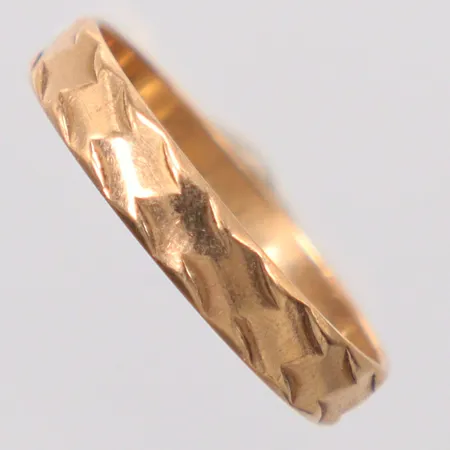 Ring stl. 18¾, skev i skenan, gravyr, 18K Vikt: 2,7 g