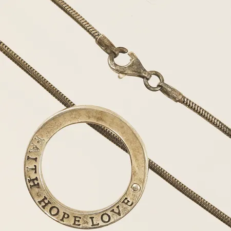 Hänge "FAITH HOPE LOVE" samt med sten Ø24mm , kedja Ormlänk längd 45cm bredd 1,6mm något ojämn länk 925/1000 silver  Vikt: 9,5 g