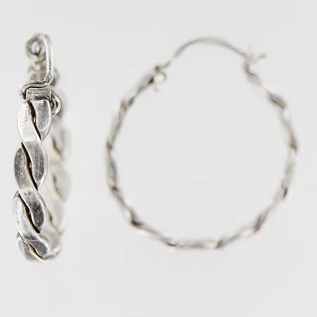 Örhängen 28mm, bredd 3,5mm, silver 830/1000. Vikt: 4,6 g