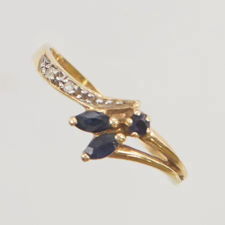 Ring stl:17¾ bredd 7mm blå/vita stenar 18K 1,5g.