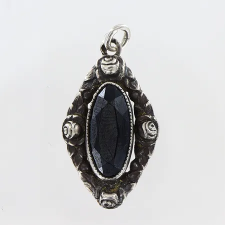 Hänge med svart sten ca 28mm, silver 830/1000 Vikt: 1,7 g