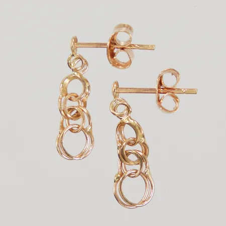 Örhängen Bismarck längd 18,2mm, bredd 2-4,9mm, stift, 18K,  Vikt: 1,1 g