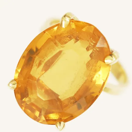 Ring med ovalslipad citrin ca 19,4x14,6x10,5mm stl:16¾ bredd 2,8-19,4mm 18K Vikt: 7,3 g