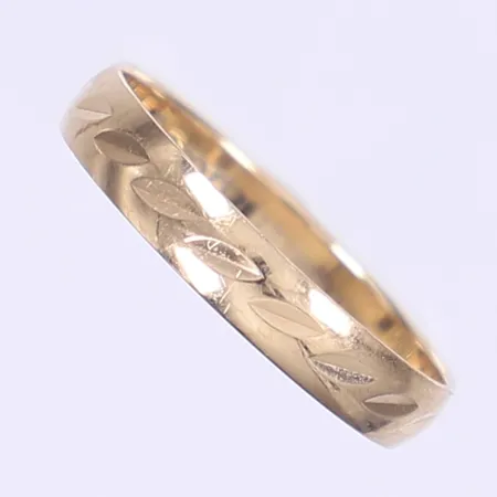 Ring med dekor stl: 18½ bredd 4mm Schalins gravyr 9K Vikt: 1,3 g