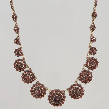 Collier Heribert Engelbert med granater, 46cm bredd 2,2-7,8mm förgylld, 830/1000 Silver 28,0g.