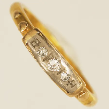 Ring med diamanter total ca 0,04ct stl:16½ bredd 2,1mm gravyr 23K Vikt: 3,4 g