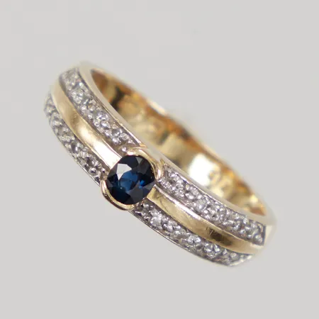 Ring med blå sten samt 20st åttkantsslipade diamanter totalt 0,12ct enligt gravyr, stl 17, bredd 2,9-4,8mm, GHA, 18K Vikt: 3,6 g