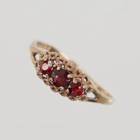 Ring med röda stenar stl:16½, bredd 5,8mm, skev skena 8K Vikt: 1 g