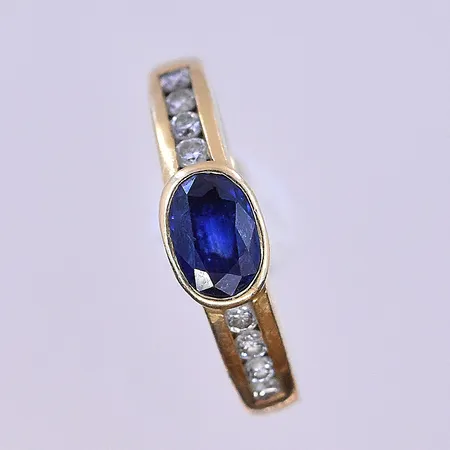 Ring med stenar stl:15¾ 18K 2,5g Vikt: 2,5 g