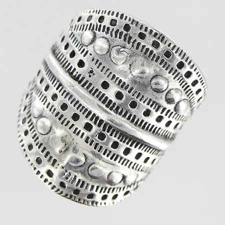 Ring stl: 17 bredd 5,5-24mm, silver 925/1000. Vikt: 7,9 g