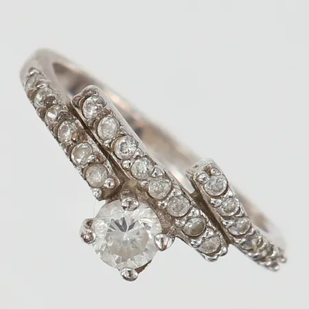 Ring med vita stenar stl:16¾ bredd 2-8,5mm Silver 925/1000.  Vikt: 2,3 g