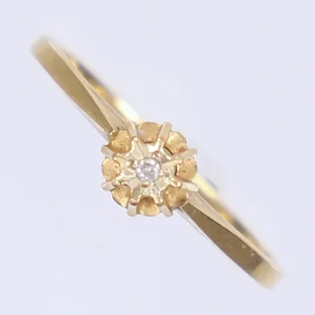 Ring med vit sten stl: 15¾ bredd 2-4mm 18K Vikt: 1,4 g