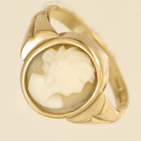 Ring med Camé stl: 17, bredd 12mm, 18K  Vikt: 2,8 g