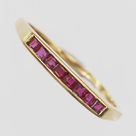 Ring med rubiner stl:17¾, bredd 1-3mm, något skev, 18K Vikt: 1,7 g