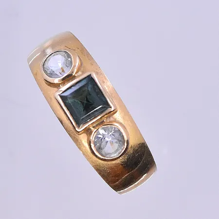 Ring med grön och vita stenar stl:15¼, bredd 3-6 mm 18K. Vikt: 1,5 g