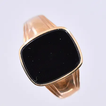Klackring med Onyxplatta stl:20, bredd 4-14 mm 18K. Vikt: 3,8 g
