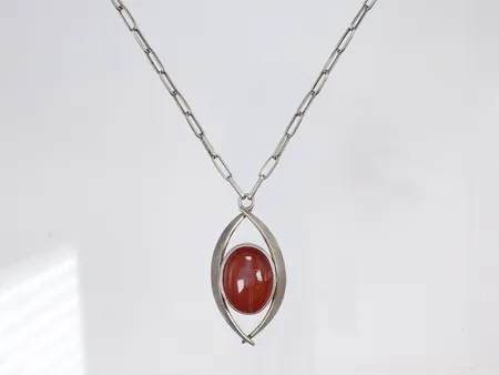 Collier med integrerat hänge med orange sten, kedjans längd 59cm hängets längd 5,5cm silver  Vikt: 30,9 g