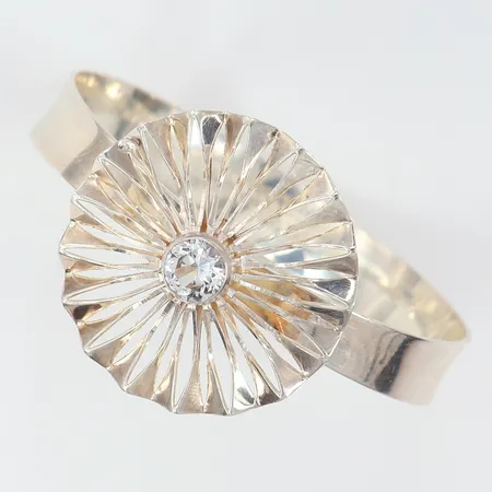 Armring med dekor samt vit sten öppningsbar Ø60mm bredd 11-36,5mm Alton Silver 925/1000.  Vikt: 23,8 g
