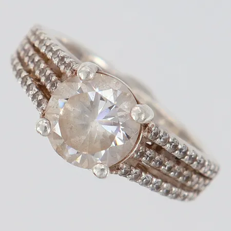 Ring GHA med vita stenar stl:16¾ bredd 3-8mm silver 925/1000  Vikt: 5 g