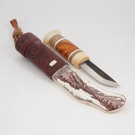 Samekniv halvhorn Alf Oskarsson, motiv av Vistasdalen, totala längd 26cm, bladlängd 8,5cm.