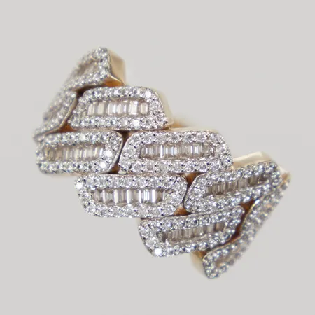 Ring med diamanter 162 x ca 0,005ct samt baguette slipade diamanter 58 x ca 0,01ct, stl:17½, bredd 12,2mm, 10K Vikt: 7,1 g